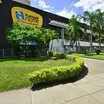 麦德林的 Puerta del Norte 购物中心拥有绿地、棕榈树和现代化的外观，是都市与自然环境中购物和休闲的理想场所。