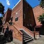 在蓝天下的砖砌建筑中，人类学与民俗学研究所文学院提供文化艺术信息。