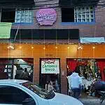 位于麦德林的 La Polilla 啤酒厂拥有现代化的装潢、丰富的文化活动、热闹的氛围和温馨的家庭环境。这里是享受美妙音乐和美酒的理想场所，充满艺术气息且热情好客，也是举办活动和体验都市乐趣的绝佳去处。