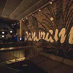 Santa Fe décoratif avec de grandes lettres, une ambiance chaleureuse et créative pour des événements et des célébrations dans un espace moderne et accueillant.