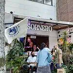 在波哥大一家颇受欢迎的酒吧兼餐厅 Sornero 的露台上，人们聚在一起聊天，享受着被植物和现代装饰环绕的波西米亚氛围。