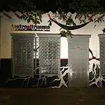 特鲁克剧院的装饰性剧院大门，正面有壁画和格子图案，营造出夜晚的氛围。