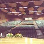 大型礼堂，可容纳数百人，适合举办商务活动、会议和研讨会，配备现代化的基础设施和先进的技术。