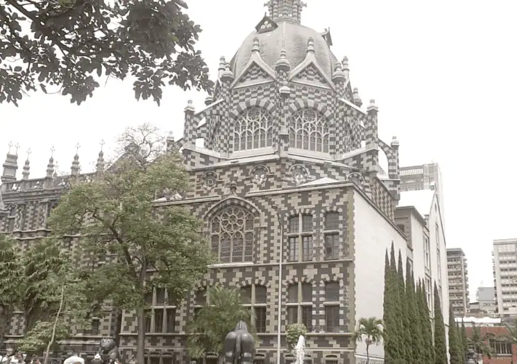 位于市中心的历史建筑，拥有独特的建筑风格和石材细节，用于举办哥伦比亚的文化和旅游活动。