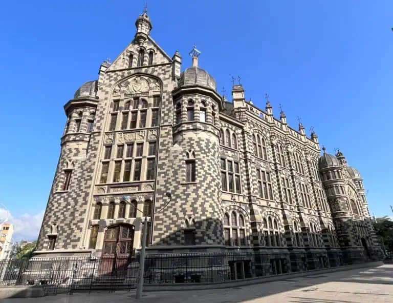 Neuer Look für den Palast im gotischen Stil in Bogotá, atemberaubende Architektur und historisches Design, perfekt für Veranstaltungen und kulturelle Besuche in Kolumbien.