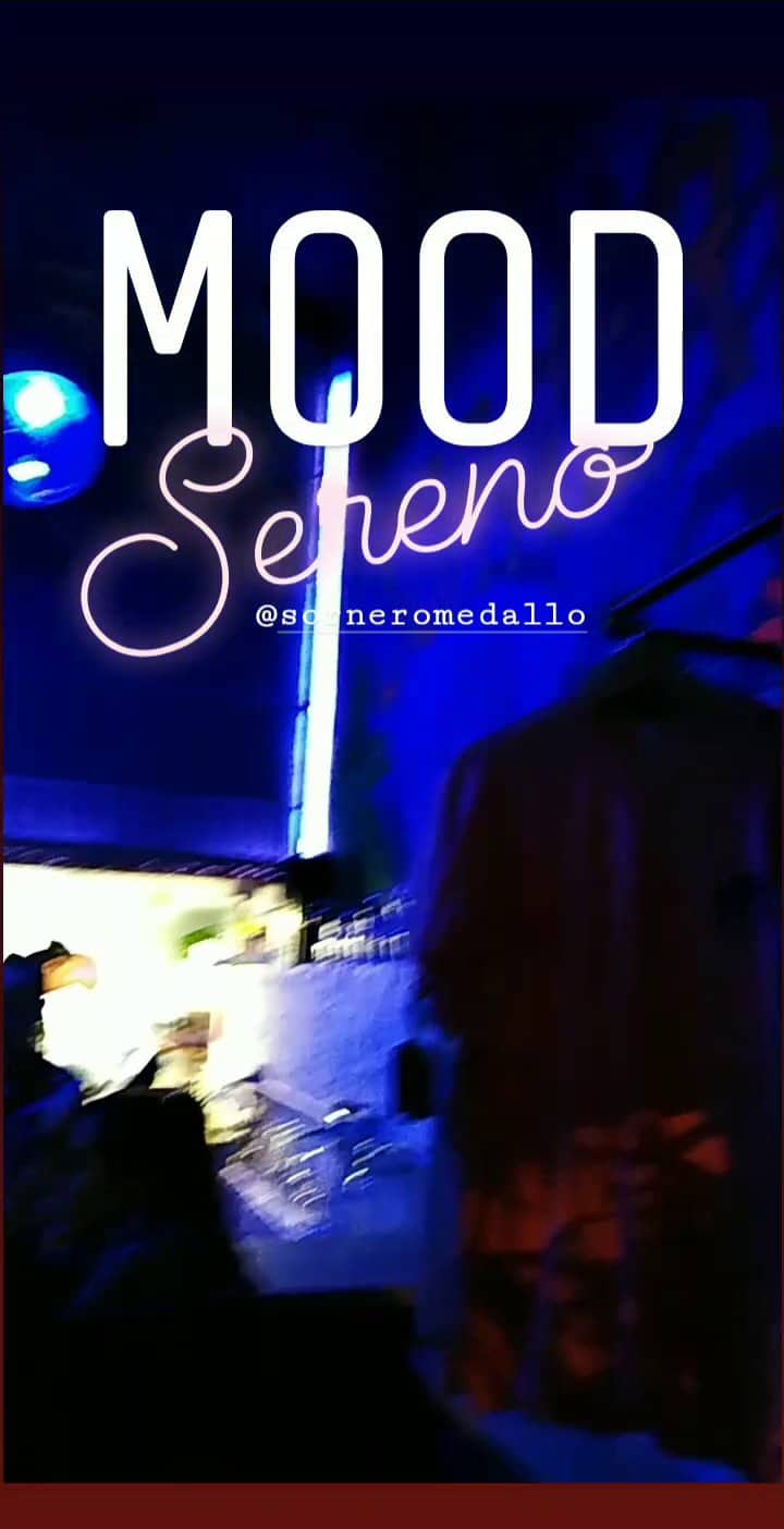 Mood semestre evento de networking y diversión en un espacio moderno y con ambiente nocturno brillante con luces azules.