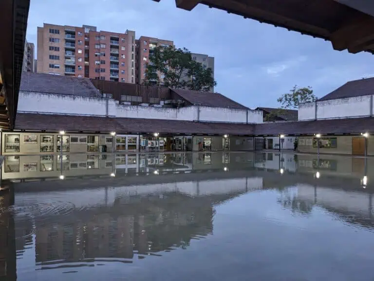 内部庭院设有池塘，倒映着建筑物的立面，人工照明营造出夜晚的氛围，是举办室内外社交和文化活动的理想场所。