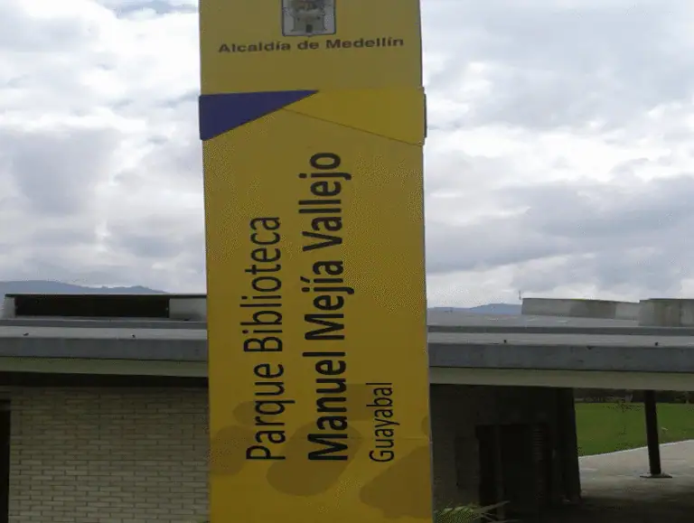 Machel Mejía Vallejo Park Library in Guayaquil, with exterior signage, modern, accessible, and functional infrastructure, an excellent option for study and reading.