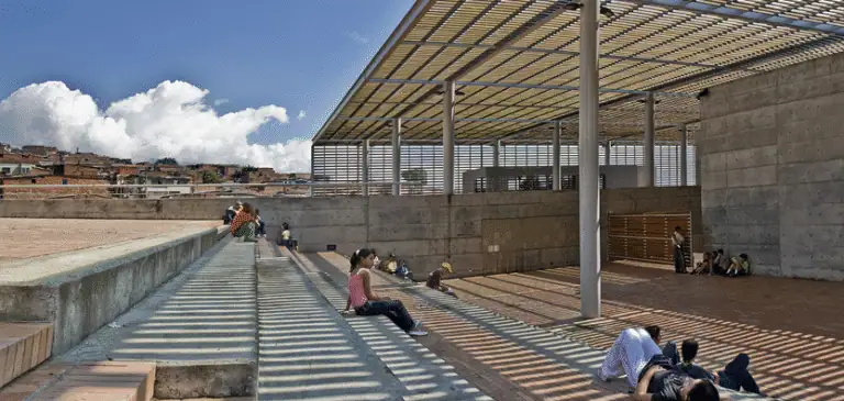 Eventario活动、观众、公共空间、文化活动、城市艺术、现代基础设施、社交空间、社区、创新设计、现代建筑、休息区、哥伦比亚的文化活动、文化活动组织者。