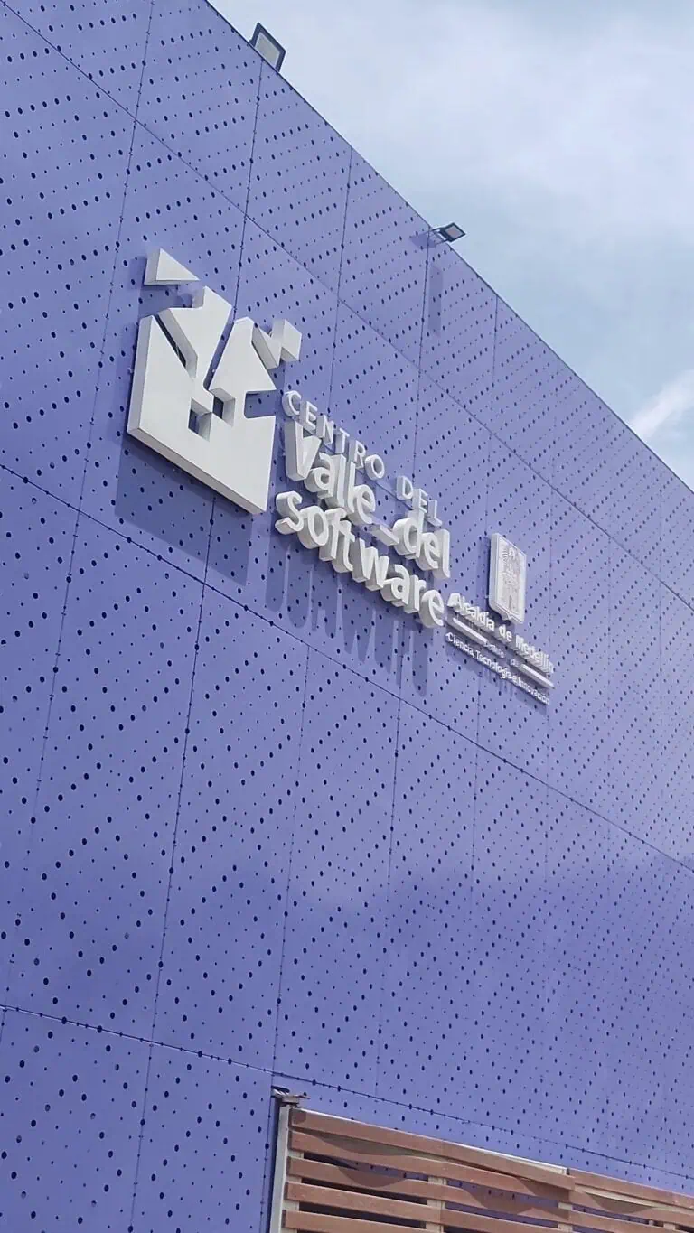 Software Valley Center in Cali, ein Hightech-Gebäude mit moderner Fassade und einem erhabenen Schild für die Akademie der Wissenschaften und Technologie.
