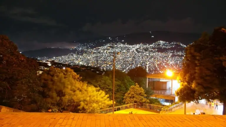 Die Lichter der Stadt erleuchten nachts die Berge, ein Nachtblick von einer Aussichtsplattform bei einer Veranstaltung in Medellín, Kolumbien.