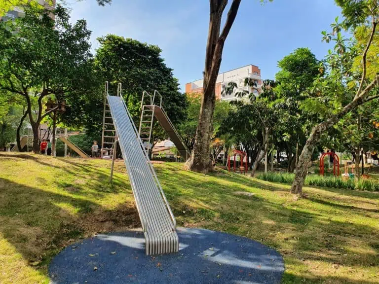 城市公园内设有儿童游乐场滑梯，周围绿树成荫，是城市休闲活动和家庭娱乐的理想场所。