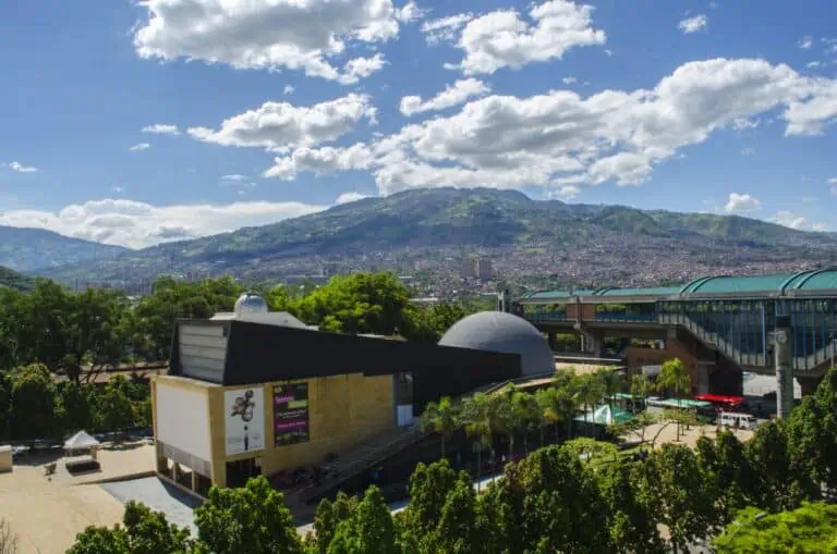 Museo Botero a Bogotà, di fronte alla città e alle montagne, alla cultura e all'arte, all'architettura moderna e allo spazio culturale in Colombia.