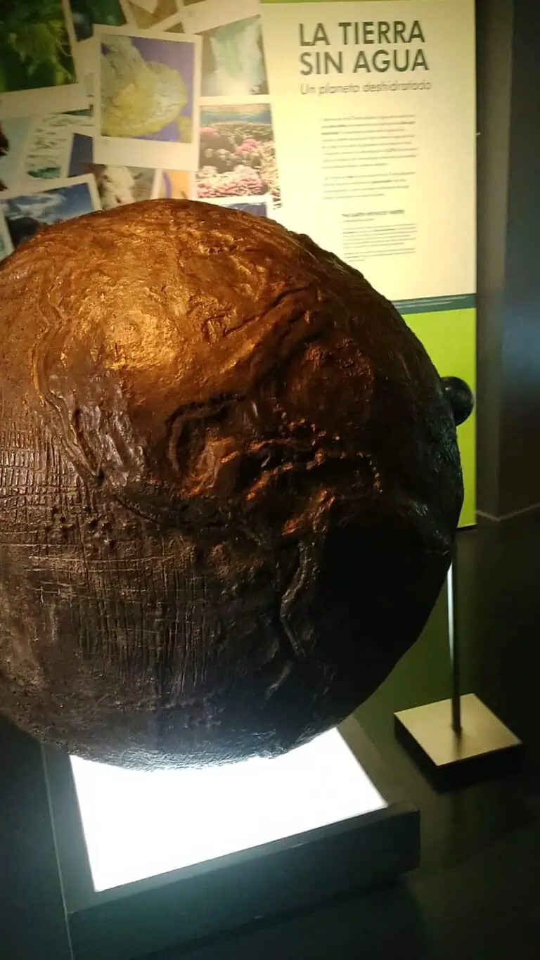 Ausstellungsstück eines wasserlosen Planeten Erde, aus Kupfer gefertigt, um eine visuelle und pädagogische Wirkung zu erzielen, zu sehen in der Ausstellung zum Klimawandel.