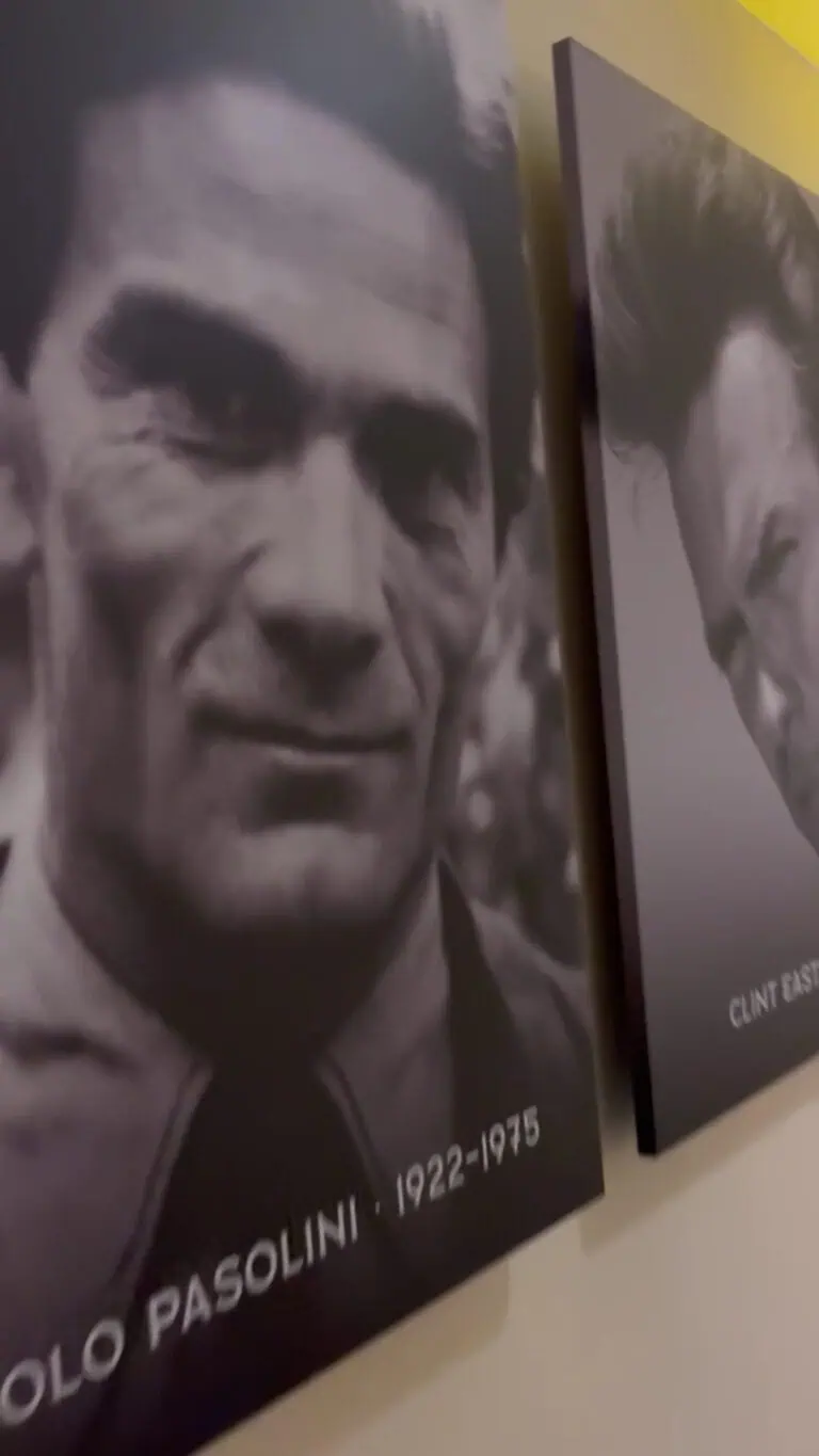 Portrait en noir et blanc d'un homme portant des lunettes, commémorant la vie de Pablo Pasolini (1922-1975).