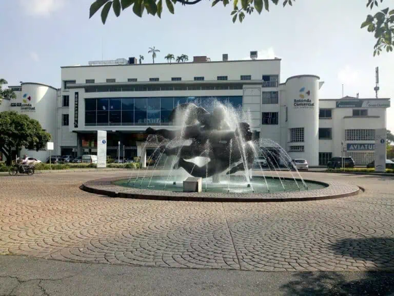 Agence événementielle située dans le centre commercial Rotonda, avec une fontaine artistique sur la place principale. Idéale pour les événements d'entreprise et les réunions dans un cadre moderne en Colombie.