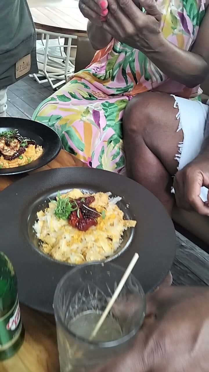 Comida deliciosa en un restaurante informal, con platos de pasta y bebidas refrescantes, en un ambiente relajado y amigable. Ideal para compartir momentos especiales y disfrutar de la gastronomía local.