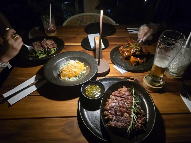 Dateiname: Gourmet-Dinner in einem Restaurant – moderne und elegante Küche.jpg.
