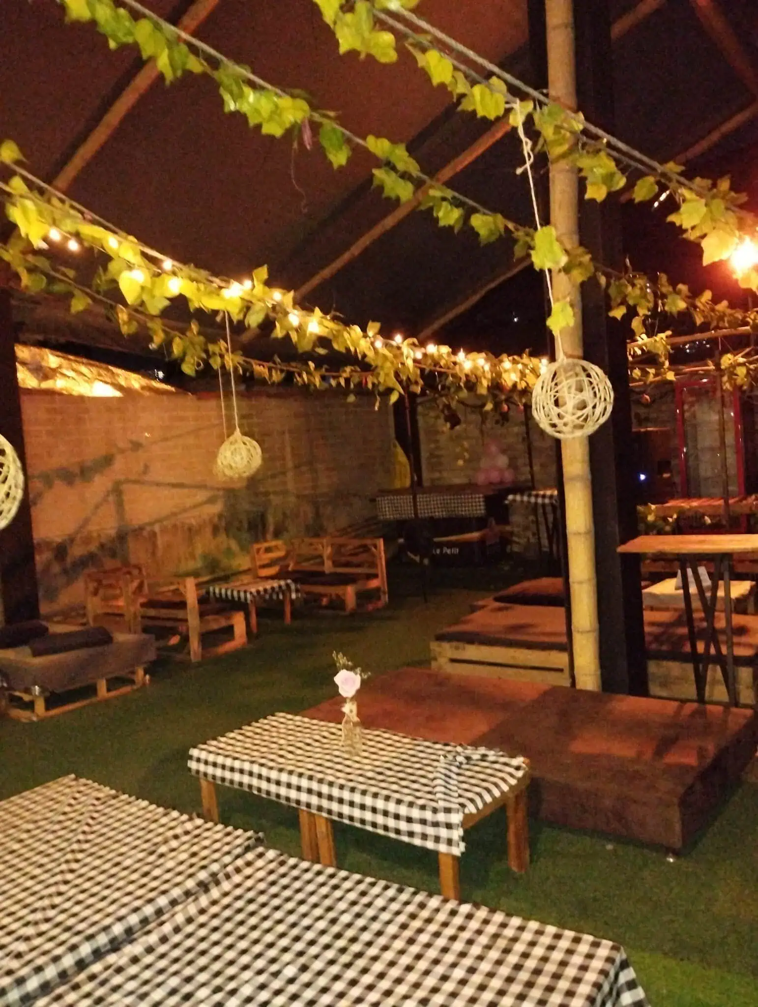 Eventario, décoration événementielle et éclairage extérieur, ambiance extérieure chaleureuse, décoration avec lumières et mobilier rustique, espace idéal pour célébrations et événements, plateforme de services événementiels en Colombie.