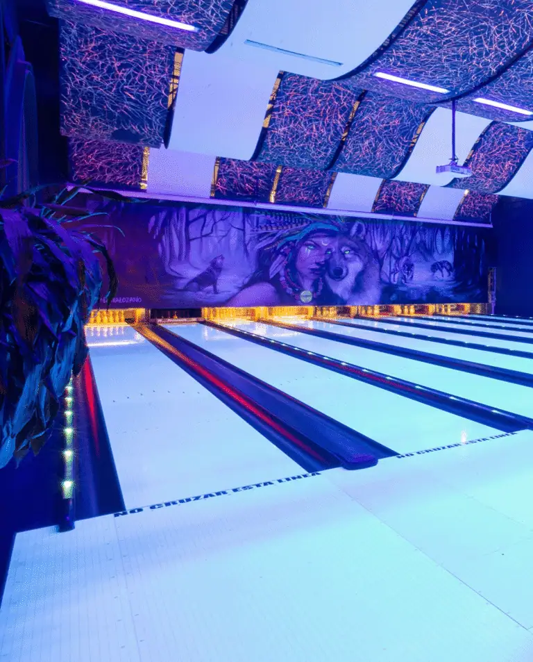 哥伦比亚娱乐中心内设有带LED照明的保龄球桥。