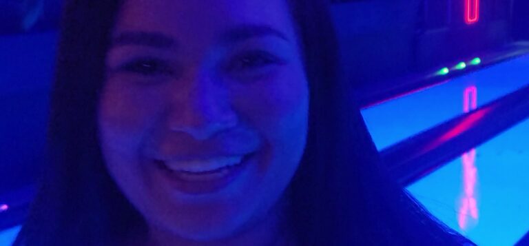 Disfrutando de un evento en un entorno de iluminación neón en color púrpura y azul, ideal para celebrar y socializar en un ambiente vibrante y moderno.