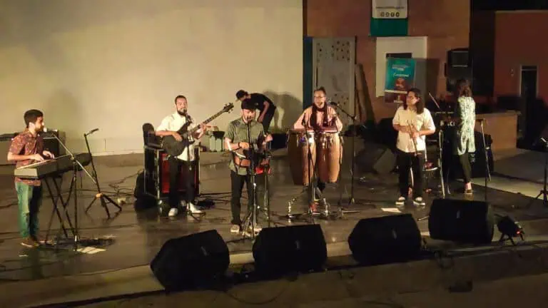 Bilder einer Musikband, die während einer kulturellen Veranstaltung in Kolumbien auf der Bühne spielt.