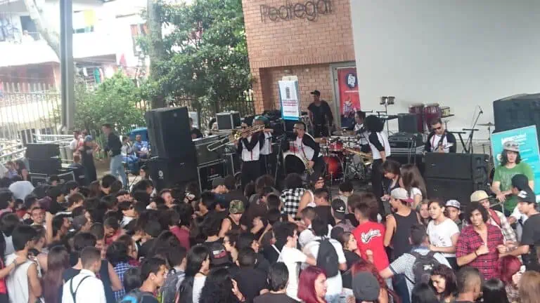 Live-Musikband bei Veranstaltung in Poblado, Medellín mit großem Publikum, musikalischen Darbietungen und festlicher Atmosphäre im öffentlichen Raum.