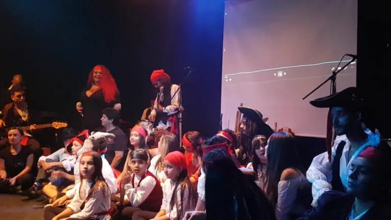 Enfants et adultes déguisés en pirates dans un spectacle à thème, participant à un événement pour enfants et à une activité de théâtre en direct organisé par Eventario.