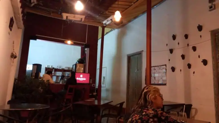 Profitez d'une ambiance chaleureuse lors d'un événement ou d'un café avec un décor moderne et une musique d'ambiance, idéale pour les réunions.