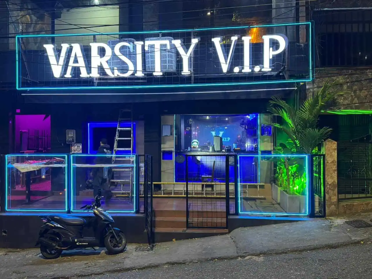 VARSITY VIP neonbeleuchtete Fassade, moderne und exklusive Atmosphäre für Events und Partys in der Stadt.