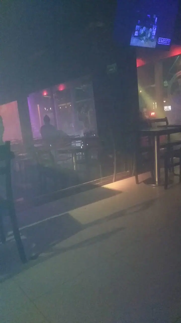 EventarioVeranstaltung, Veranstaltungszentrum, Partystimmung, Nachtleben, Getränkebar, Discolichter, Bar-Image bei Veranstaltungen, gesellige Atmosphäre, Feierlocation, Abendunterhaltung, Bar-Party-Image, Veranstaltungsbühne, moderne Dekoration, Tagungsraum, Musik und Spaß, lebhafte Atmosphäre.