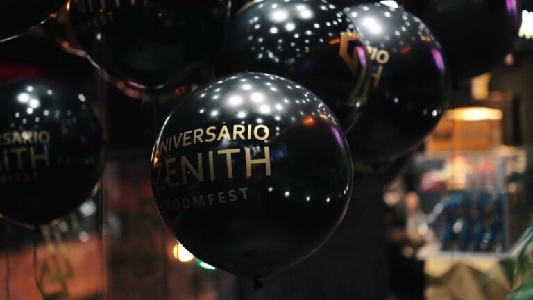 Globos negros con texto de celebración del aniversario de Zenith en un evento, decoraciones para aniversarios y festejos empresariales, celebración de aniversario Zenith en un ambiente festivo.