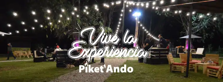Disfruta de eventos al aire libre en Piket'Ando con iluminación ambiental, perfecta para reuniones y experiencias únicas en un ambiente natural nocturno.