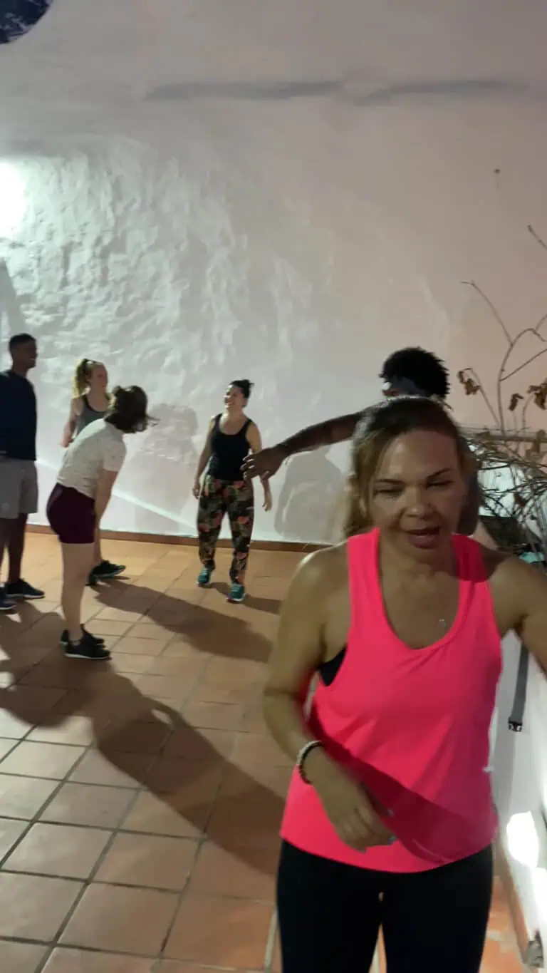 Accessoires événementiels intérieurs, groupe de personnes participant à une activité de team-building, ambiance dynamique et collaborative dans un espace moderne.