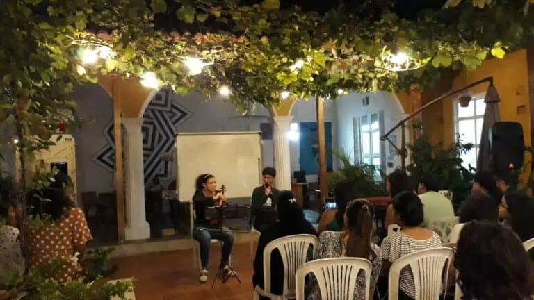 Arts de la scène lors d'un événement en plein air, performance musicale dans un espace culturel, cadre intime avec décor naturel, parfait pour les événements et présentations en Colombie.