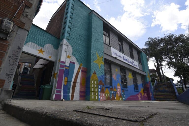 Biblioteca Familia La Esperanza Fundacion Raton D 2
