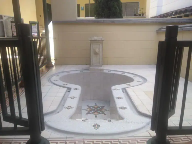 温泉浴池和户外水疗中心采用马赛克设计，是 eventosario.co 活动和休闲场所放松身心的理想之选。