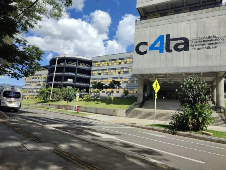 C4TA dans la ville de la Quatrième Révolution et de la transformation de l'apprentissage, un bâtiment moderne avec une façade en béton et en verre par une journée ensoleillée.