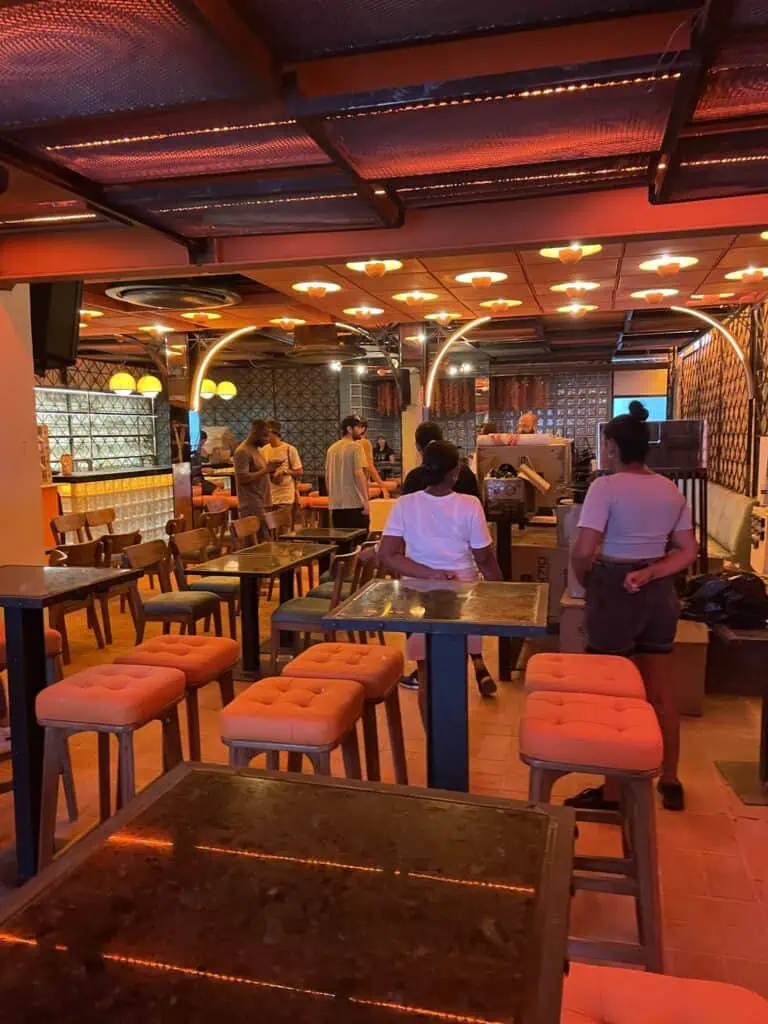 Événements, restaurant moderne, ambiance animée pour réunions et célébrations à Bogotá, décor chaleureux et espace idéal pour événements sociaux et corporatifs, avec un éclairage chaleureux et un mobilier confortable.