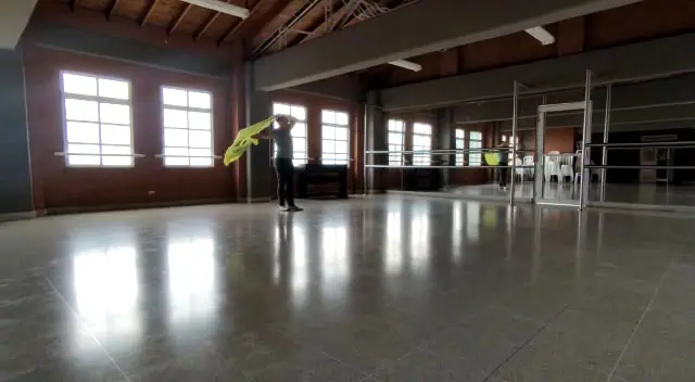 Grande salle événementielle avec éclairage naturel, idéale pour conférences, ateliers et réunions d'affaires dans un espace flexible et moderne.