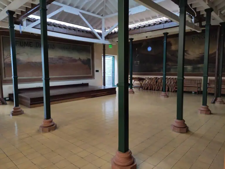 活动和会议场所采用木质结构和绿色立柱，空间宽敞明亮，位于历史悠久的地点，是举办公司和社交活动的理想场所，位于哥伦比亚的一座文化建筑内。