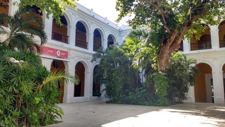 Un bâtiment colonial attrayant avec des cours et des jardins verdoyants, idéal pour des événements et des réunions d'affaires dans un cadre historique et élégant.