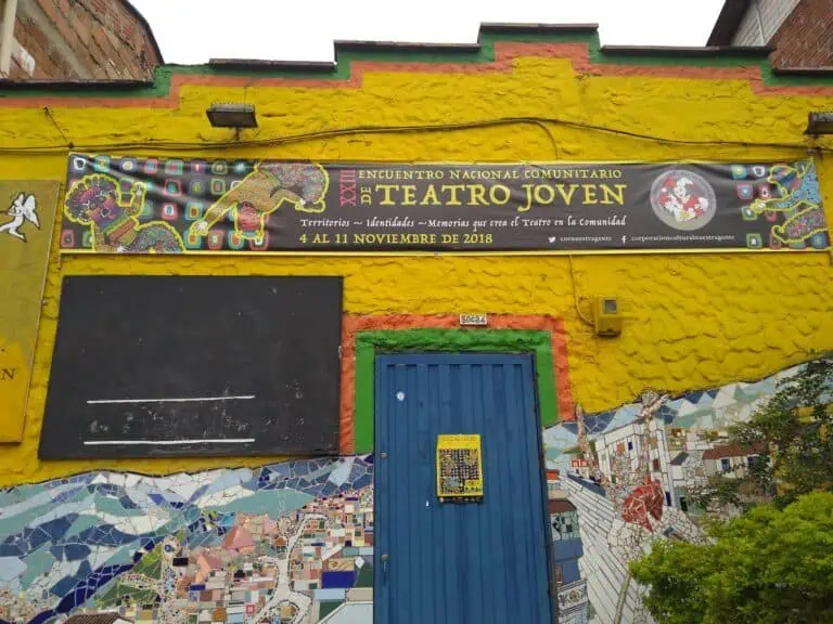 波哥大文化节、青年戏剧活动、色彩缤纷的墨西哥艺术壁画、社区戏剧庆祝活动、波哥大城市充满活力的都市艺术壁画。