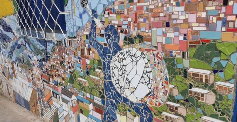 Decoración de mural con mosaico colorido en un evento de eventoario.co, resaltando la creatividad y el arte en la decoración de eventos.