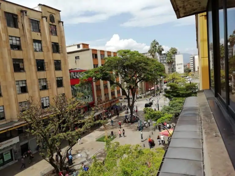 从哥伦比亚城市的一栋建筑中看到的城市景观，树木葱郁，街道繁忙，现代建筑林立，是与波哥大的活动和商业相关的内容的理想素材。