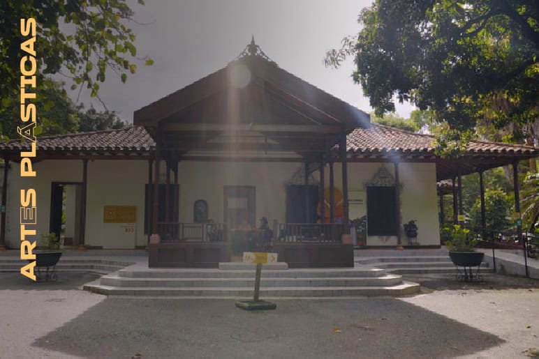1. Fachada de una iglesia tradicional rodeada de árboles y naturaleza en un entorno tranquilo y cultural.