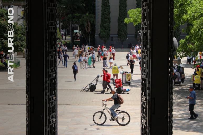Todo lo que cabe en un portal - Intervención Mural