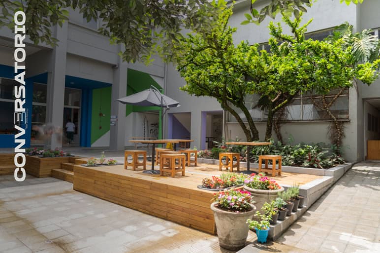 Eventos y conferencias en espacios al aire libre con áreas de descanso y decoración natural para networking y productividad - Eventario.