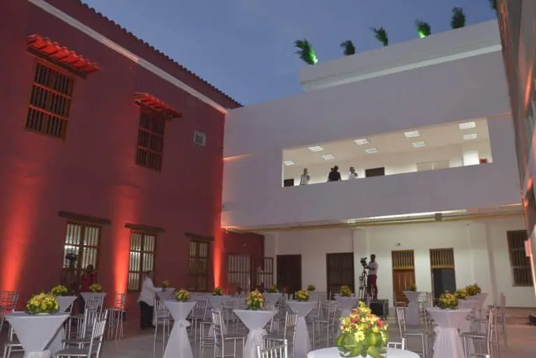 Eleganter Veranstaltungsraum mit moderner Beleuchtung und Blumendekor für eine Abendveranstaltung an einem exklusiven Ort in Kolumbien.