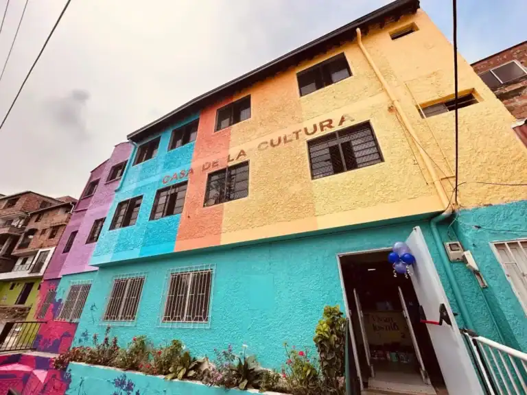 La Casa De La Cultura Apicp La Biblioteca Publica Popular 2 Un Refugio Cultural En El Barrio Popular 2 De Medellin 1 1024x768 1